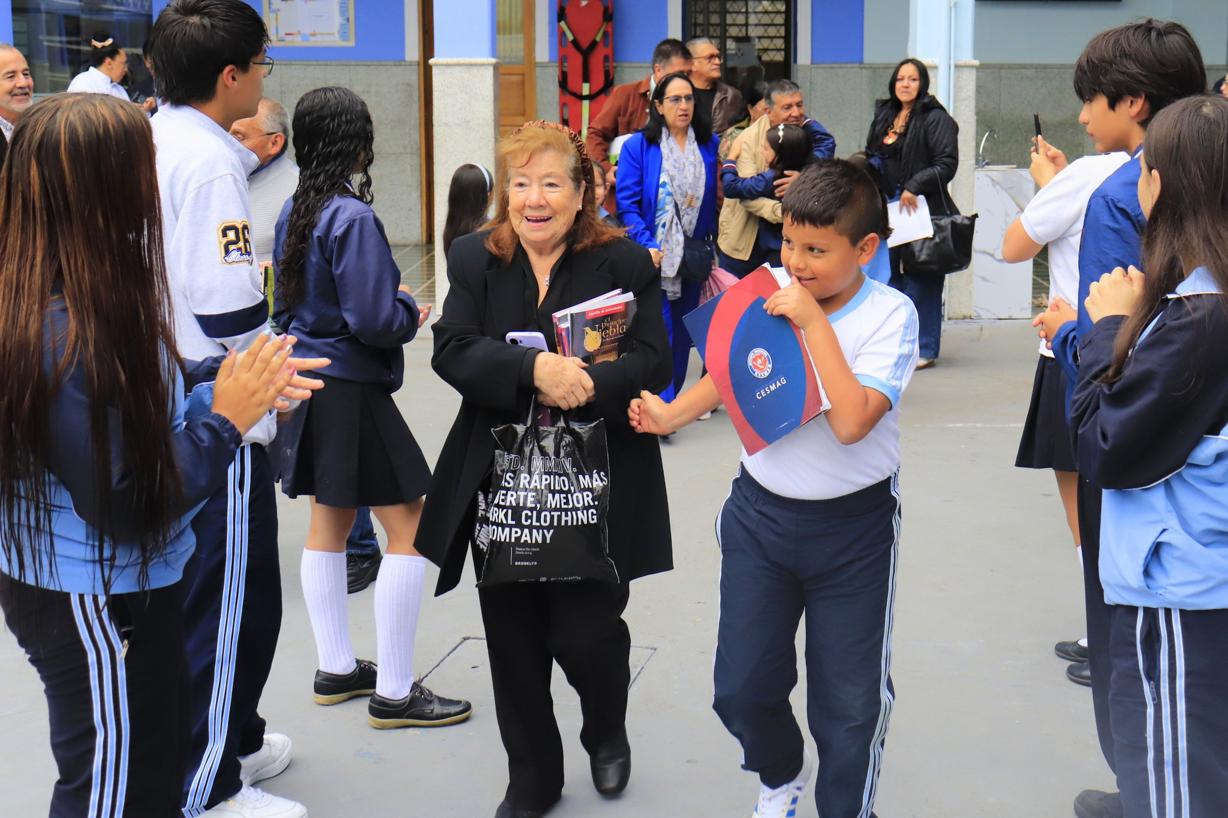 CELEBRACION DEL DIA DEL IDIOMA EN COMPAÑIA DE LOS ABUELITOS Y MUCHA LECTURA