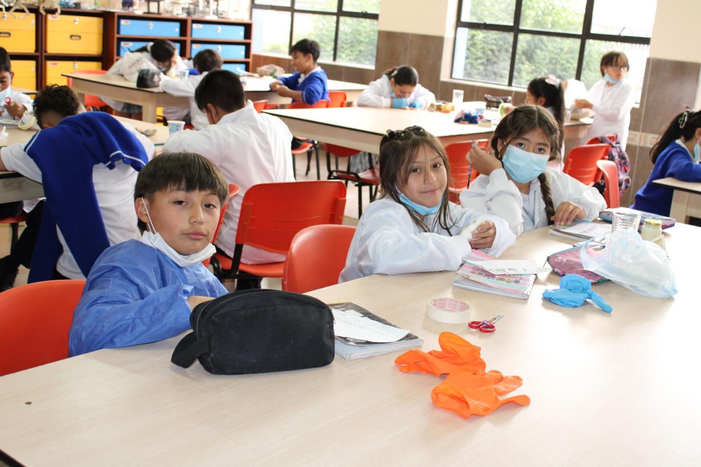 ESTUDIANTES DE LA ESCUELA POPULAR CHAMPAGNAT REALIZANDO PROCESOS EN LABORATORIOS